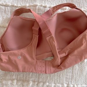 Peach cross back lululemon sports bra. EUC